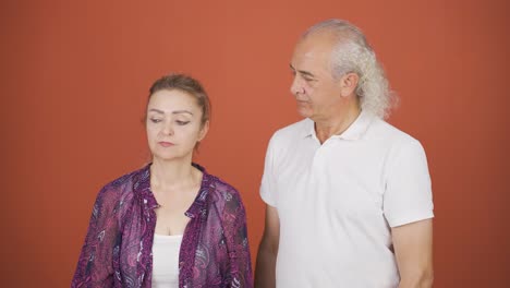 una pareja que se mira deprimida.