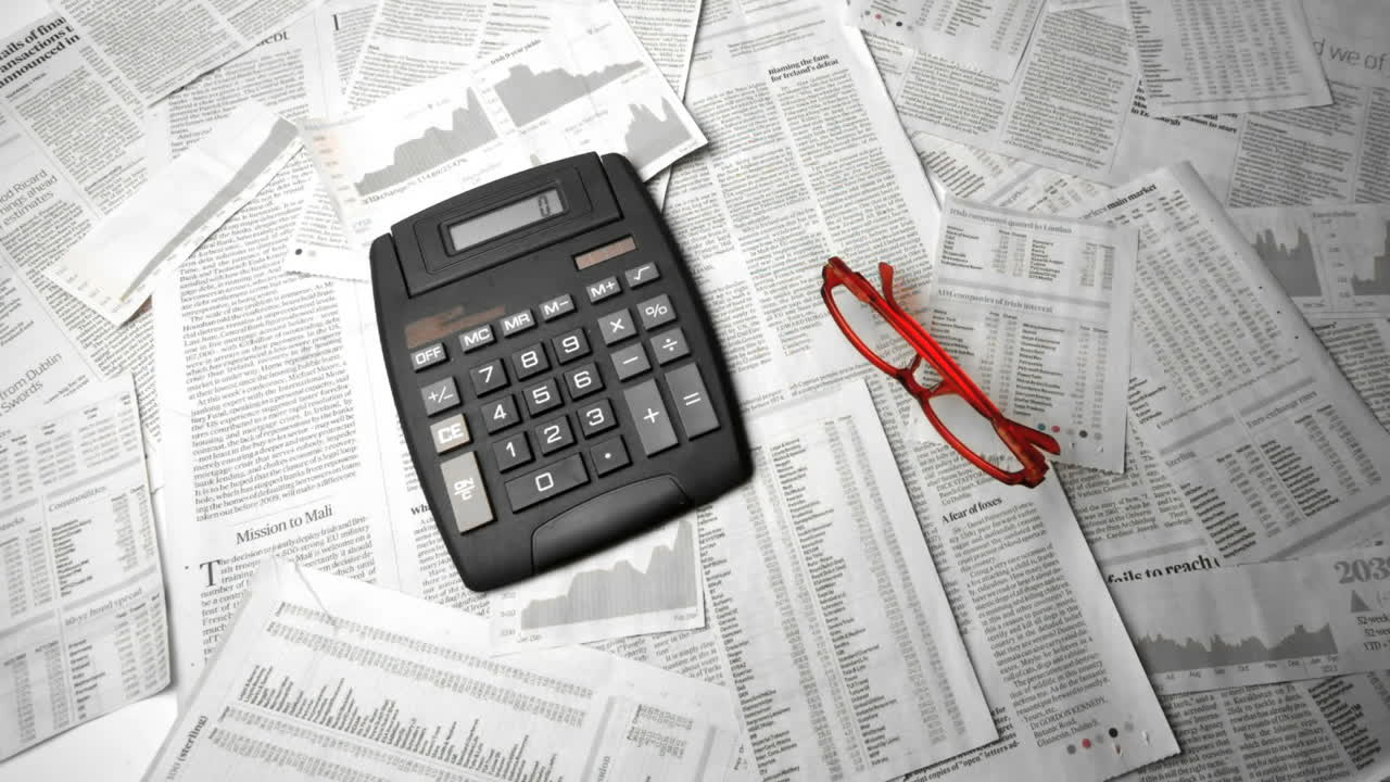 vasos rojos cayendo y rebotando en los papeles