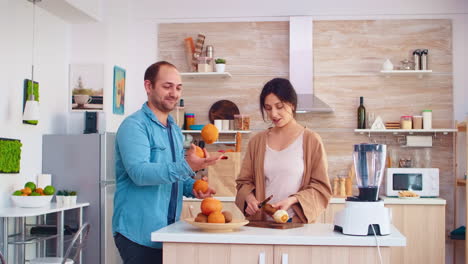 Man-doing-tricks-with-oranges