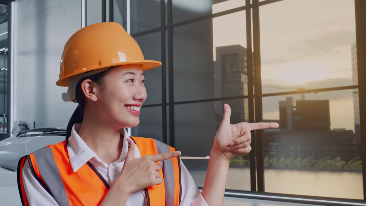 미래의 기술을 가리키는 여성 엔지니어