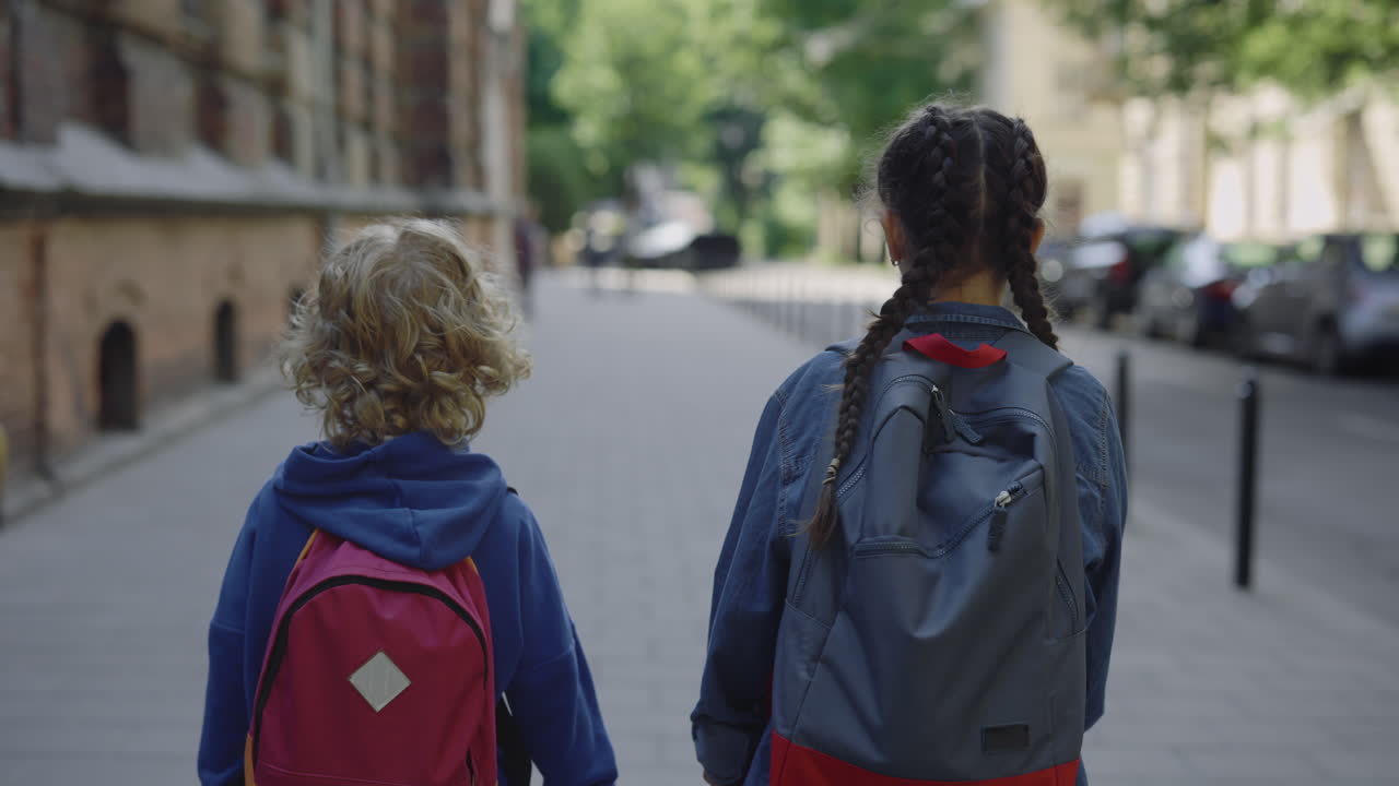 학교에 걸어가는 아이들