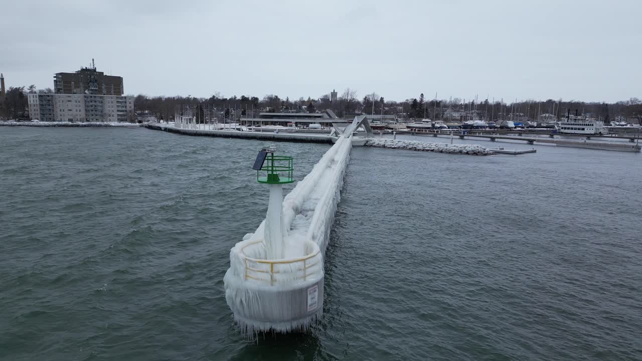 얼음 종말의 느낌으로 뒤덮인 해안 지역