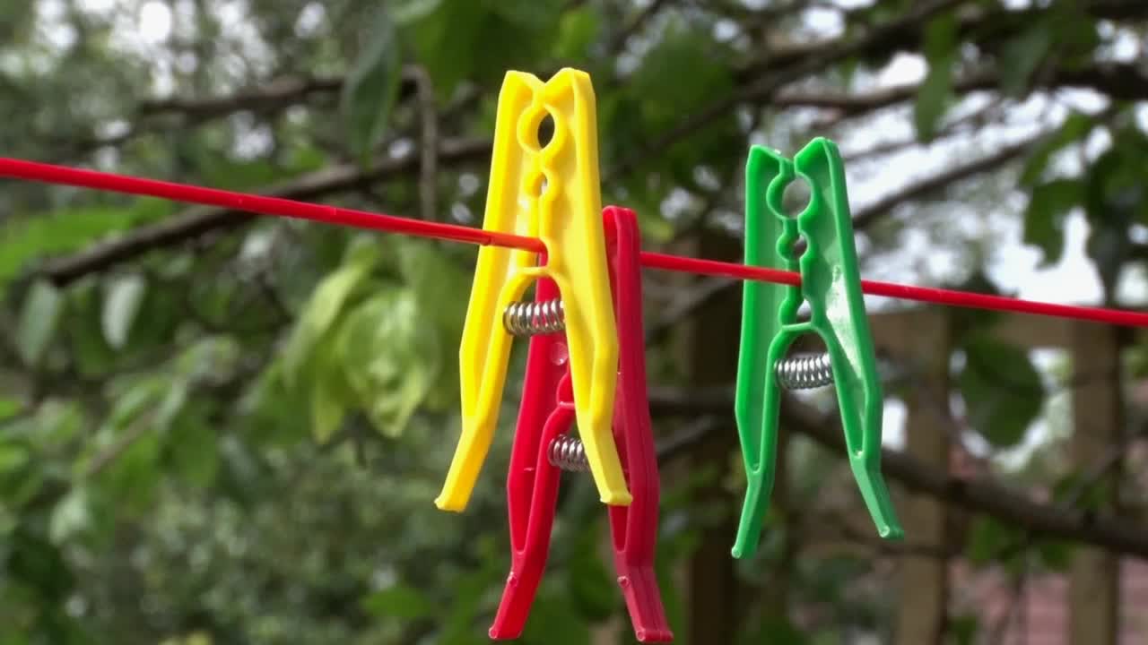 Mollette da bucato in plastica su stendibiancheria. Regno Unito.