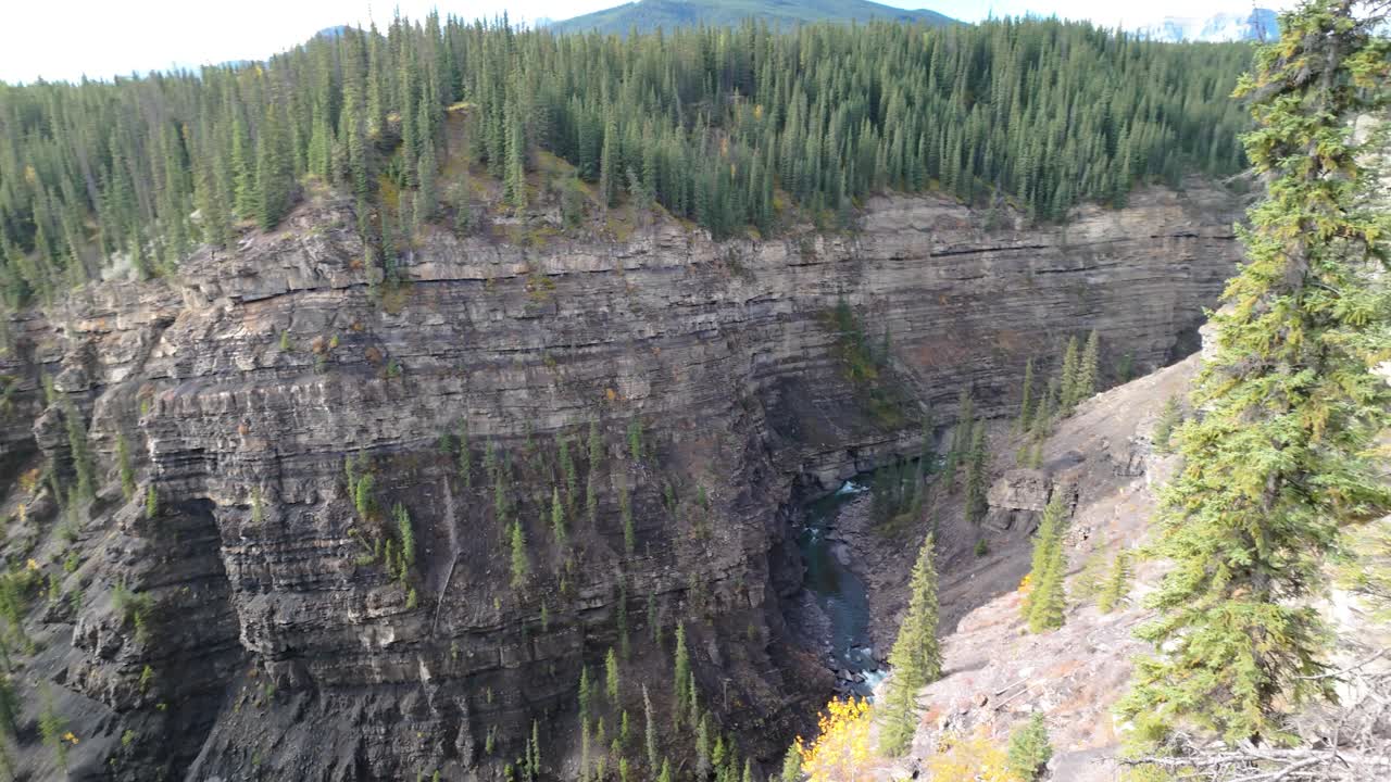 cañón en las cataratas de la media luna alberta