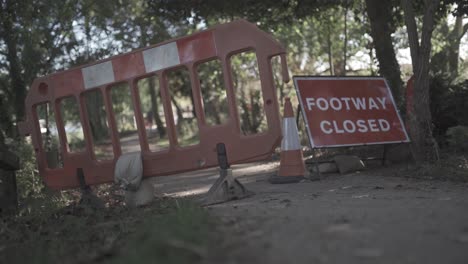 Lapso-De-Tiempo-De-4k-En-El-Control-Deslizante-De-Movimiento-Que-Muestra-Un-Camino-De-Punta-Que-Se-Ha-Cerrado,-Con-Personas-Que-Ignoran-Las-Señales