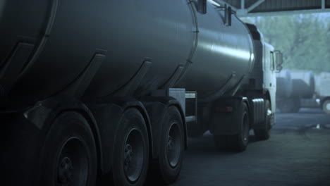 Camión-Con-Depósito-De-Combustible-Y-Lugar-De-Almacenamiento-Industrial