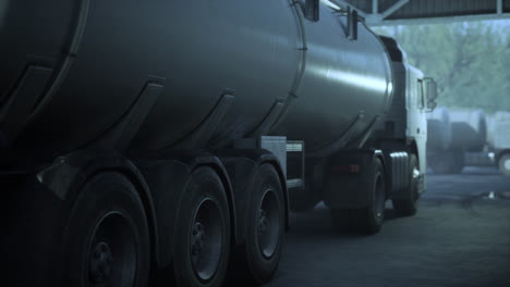 camión con tanque de combustible y sitio de almacenamiento industrial