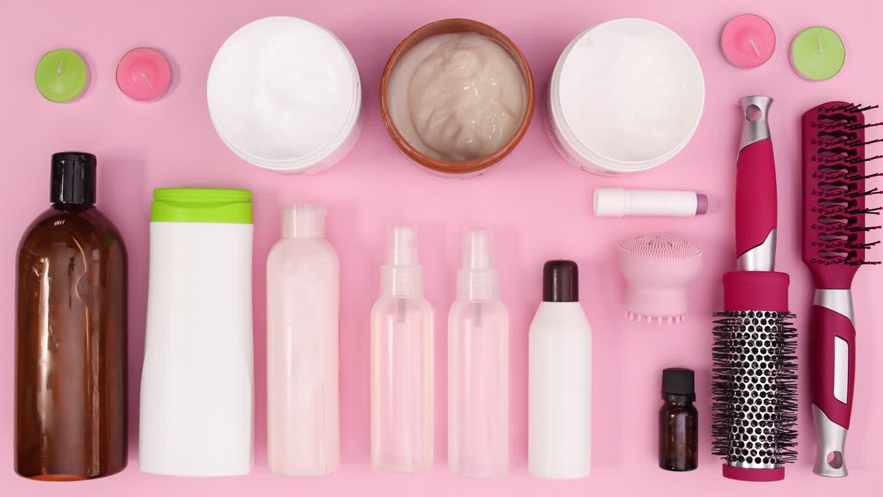Beauty-Spa- und Kosmetikprodukte bewegen sich vor pastellrosa Hintergrund. Stop-Motion.