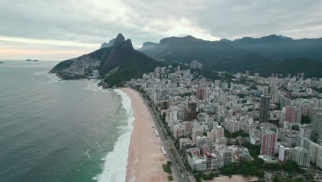 vista a vista de pájaro en la playa de leblon río de janeiro dos irmaos colina épica puesta de sol nublada brasil