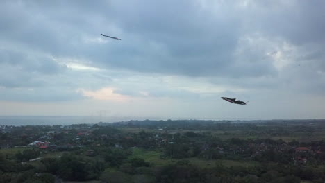 cometas volando en la tarde nublada en canggu, bali, indonesia