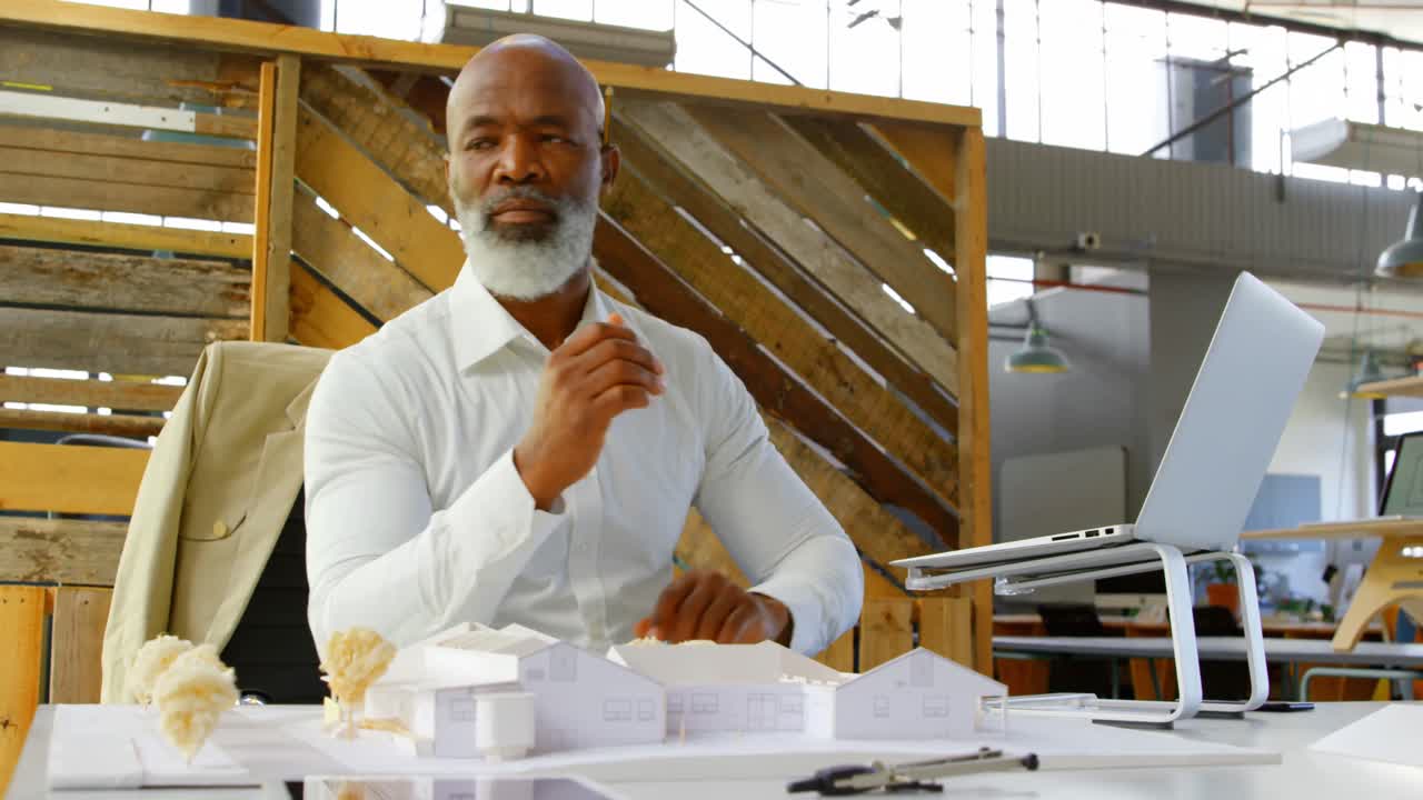 ejecutivo masculino usando computadora portátil en el escritorio en la oficina 4k