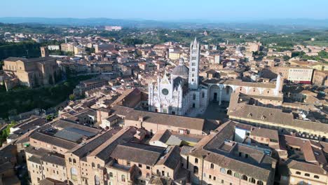 majestuosa vista aérea desde arriba vuelo ciudad medieval de siena toscana italia