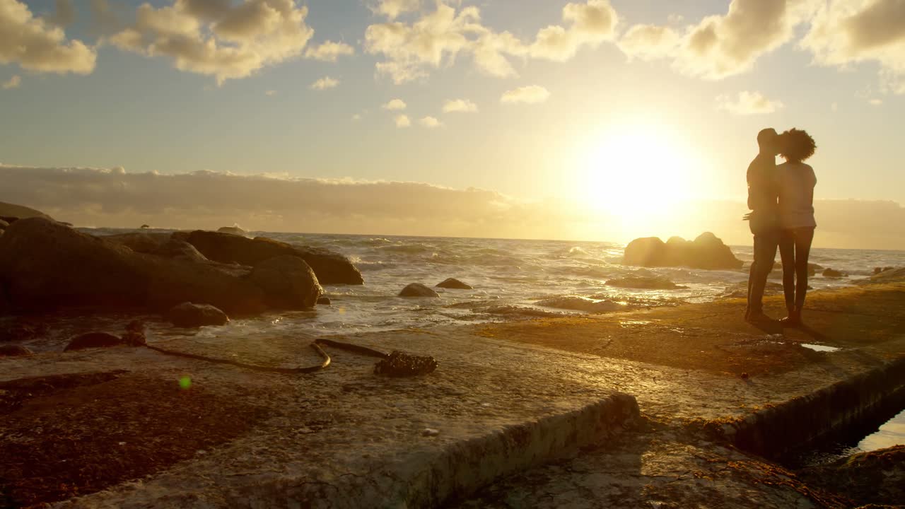 해변 4k에 함께 서 있는 커플