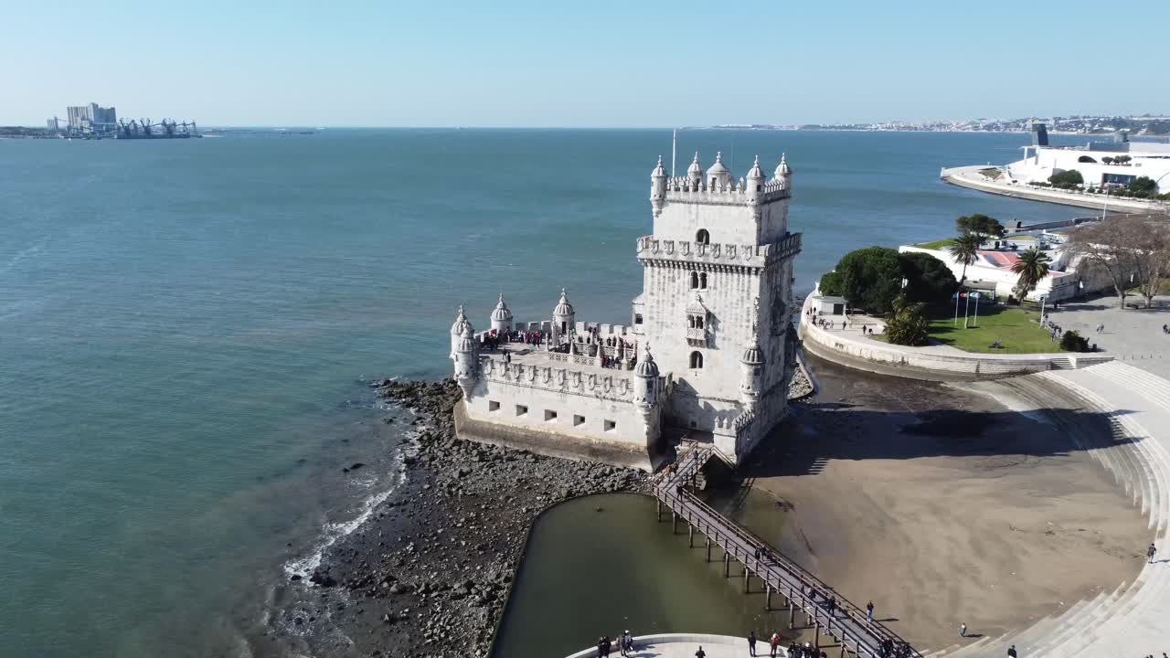 Torre di Belém, Lisbona, Portogallo, ripresa drone 4K.