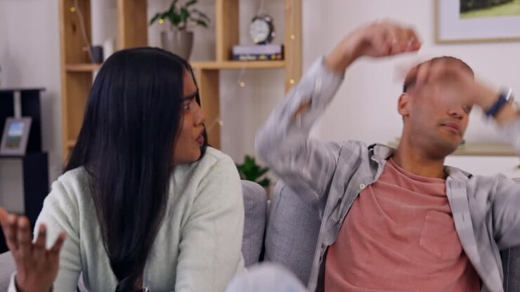Discussione, videochiamata e coppia arrabbiata