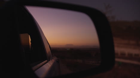 un vehículo que viaja a través de