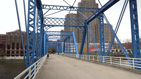 Puente-Azul-En-Grand-Rapids-Michigan