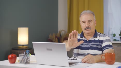 trabajador de oficina en casa anciano dice parar a la cámara, advierte.