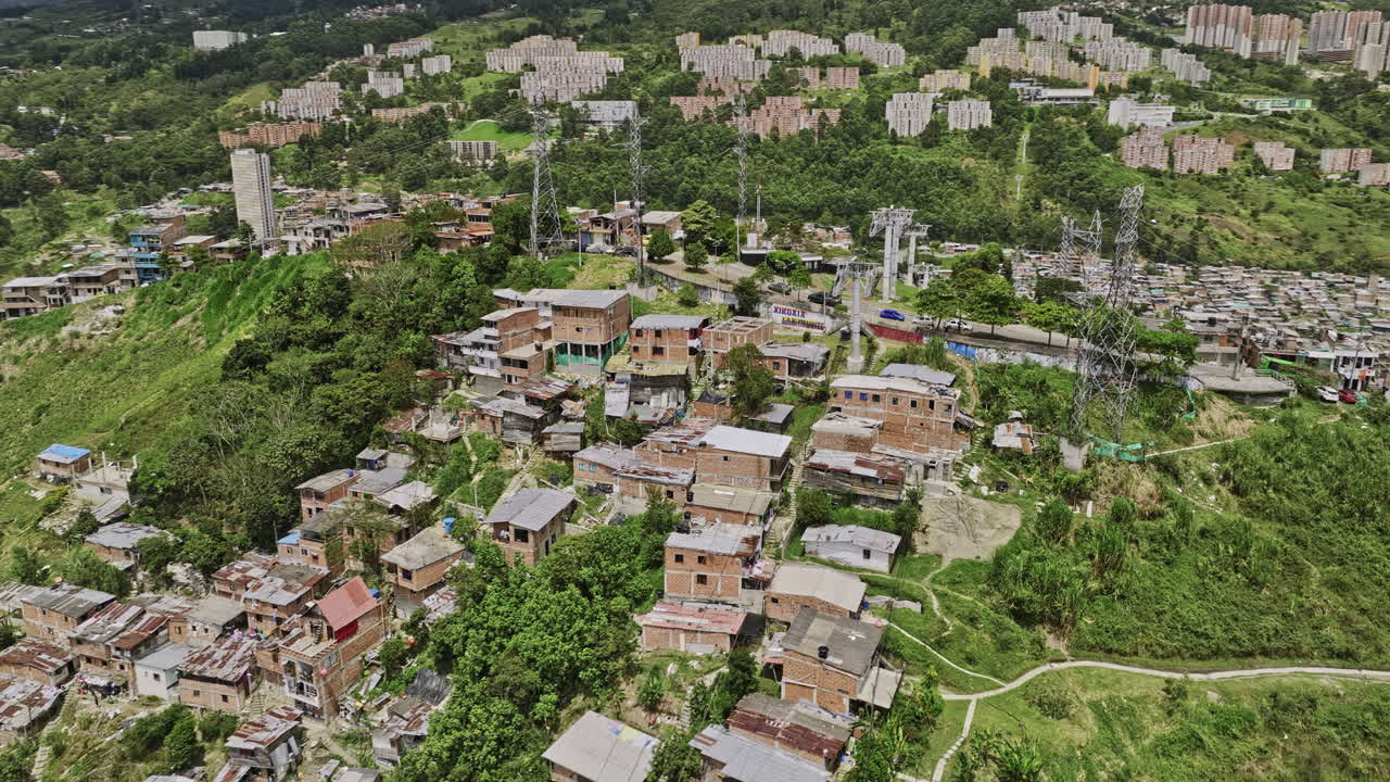 메델린 콜롬비아 에어리얼 v27는 라키브라, 미라도르 엘 크리스토, 산타 마가리타, 엘 모로 주변을 날아다니며 언덕의 주거 및 파노라마 도시 풍경을 포착합니다.