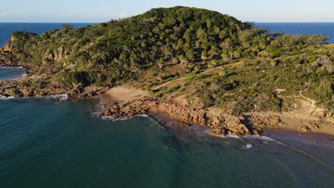 Zerklüftete-Landschaft-Und-Grüner-Wald-Der-Halbinsel-Der-Stadt-Von-1770-In-Der-Region-Gladstone,-Qld,-Australien