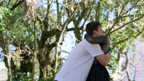 una pareja abrazándose en un parque.