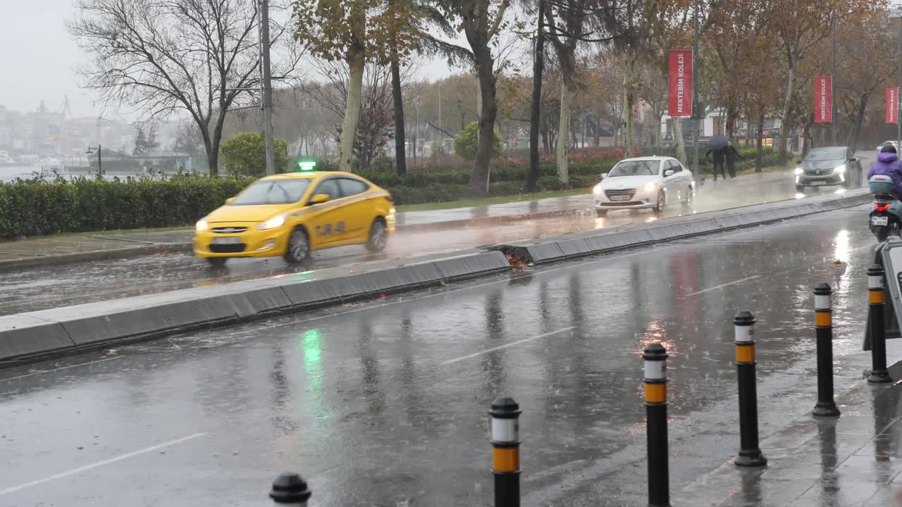 비가 오는 도시 거리 장면
