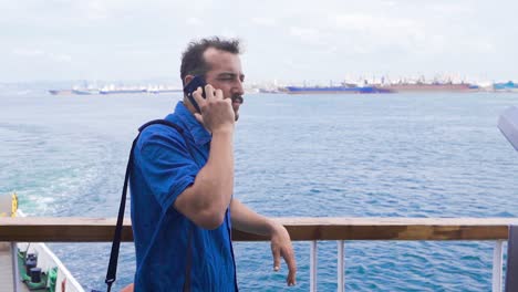 Hablando-Por-Teléfono-En-El-Ferry.-Camara-Lenta.