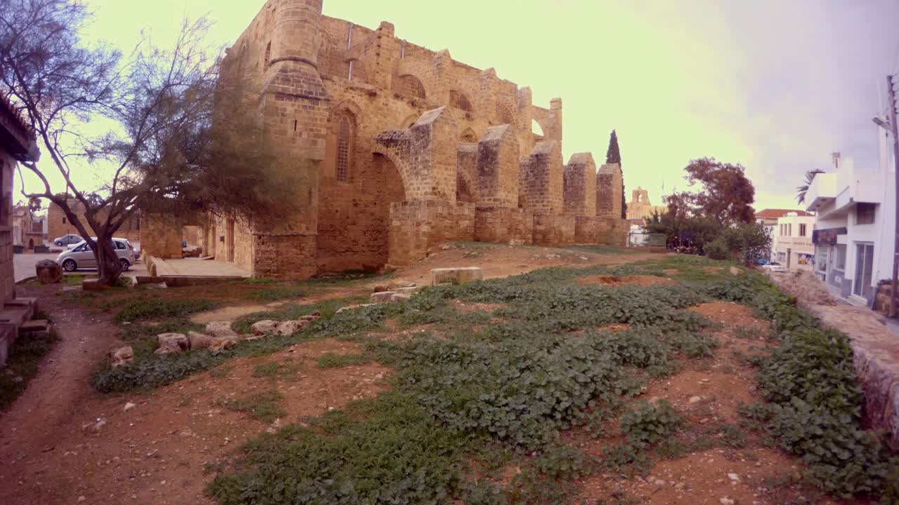 파마구스타 요새 안의 고대 사원은 환상적으로 보입니다.
