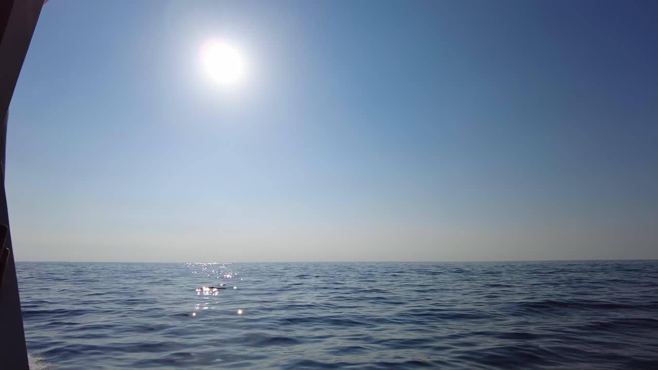이탈리아 의 지중해 연안 에서 페리 를 타고 항해 하는 동안 바다 풍경 지평선 에 있는  ⁇ 빛