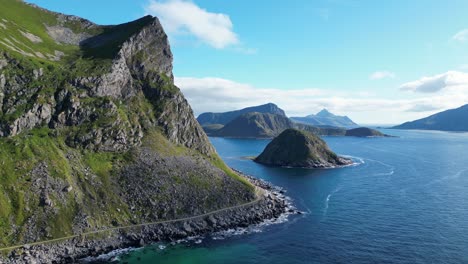 Costa-Pintoresca-De-Las-Islas-Lofoten-Y-Ruta-De-Senderismo-En-Noruega,-Escandinavia---Aéreo