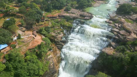 cascada rajdari devdari y la presa latif shah y el lago chandraprabha vista aérea