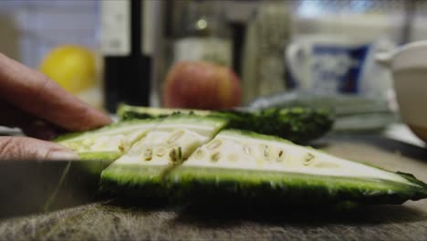 Koch-Schneidet-Kerala-Bittermelone-In-Seiner-Küche-In-Kleinere-Stücke