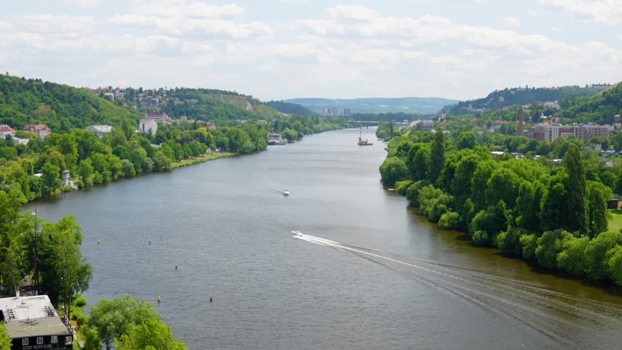 Vista sul fiume di una città ceca