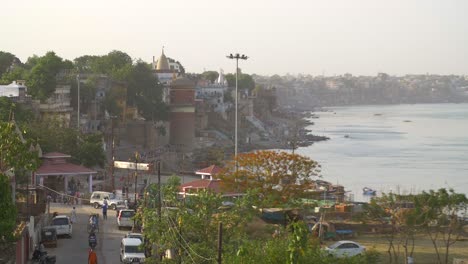 ribera del ganges en varanasi