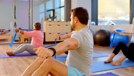 entrenador ayudando a las mujeres mayores en la realización de yoga 4k