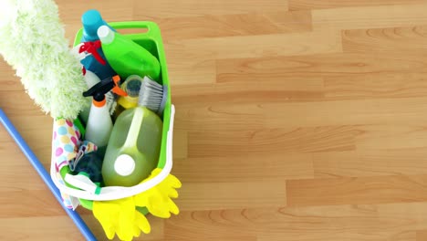 varios suministros de limpieza en un cubo