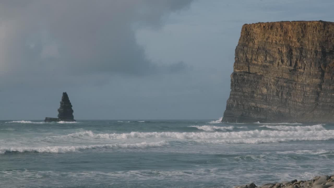 océano atlántico en el sur de portugal bajo un acantilado