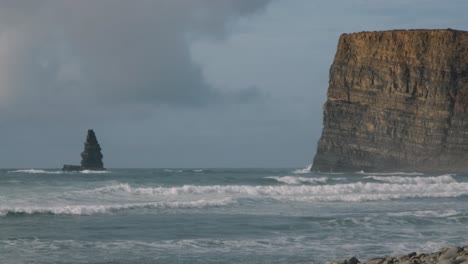 Océano-Atlántico-En-El-Sur-De-Portugal-Bajo-Un-Acantilado