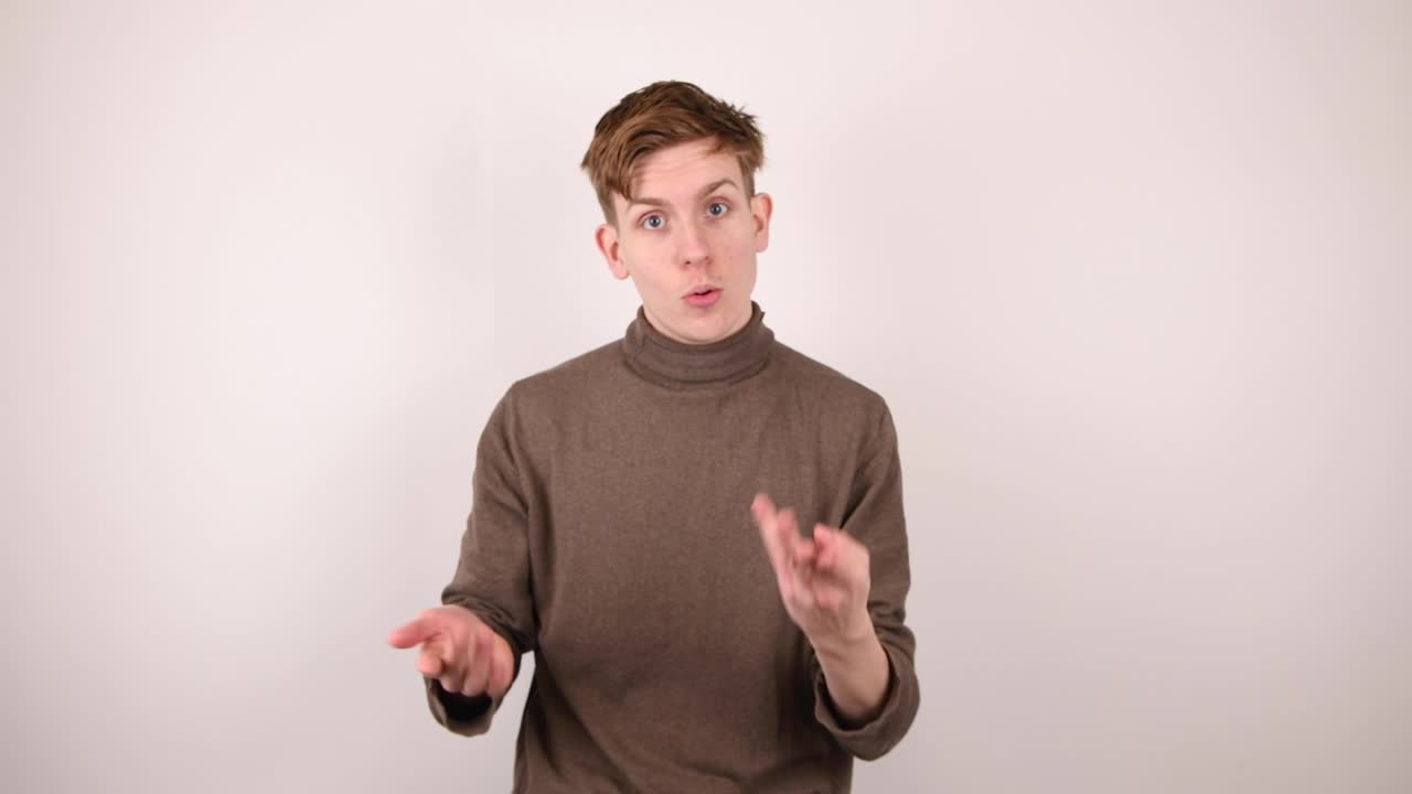 hombre siendo muy hablador con sus manos