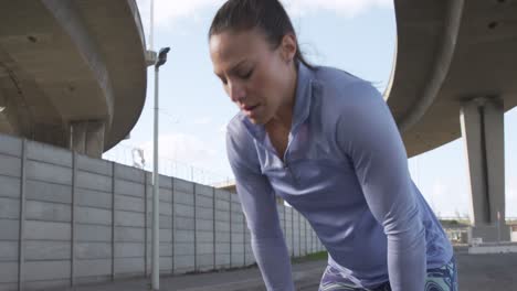 mujer caucásica deportiva haciendo ejercicio al aire libre