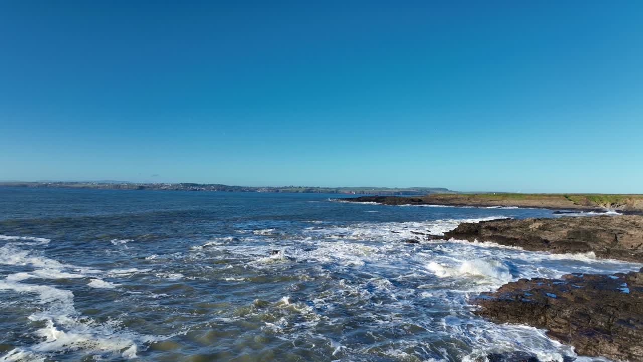 Turbulent vand Hook Head Wexford Tusindvis af skibes kirkegård, storslået Irland