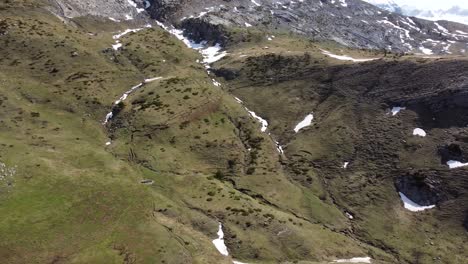 vista aérea de una zona montañosa a principios de la primavera