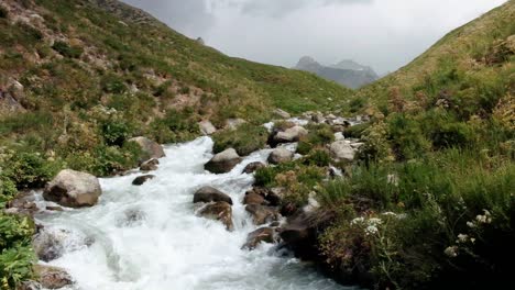 ríos que fluyen en el valle de kirguistán