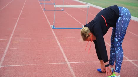 atleta ejercitándose en una pista de atletismo 4k