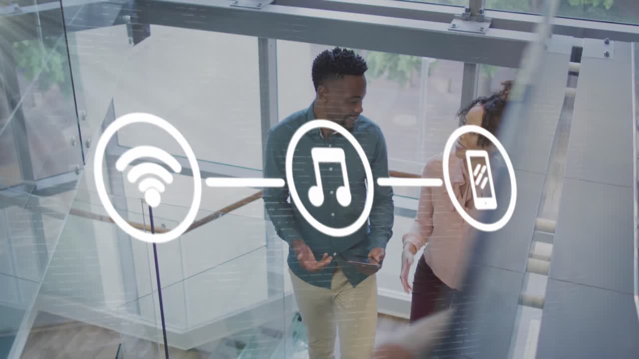 animación de iconos conectados con líneas sobre diversos compañeros de trabajo hablando mientras suben escaleras.