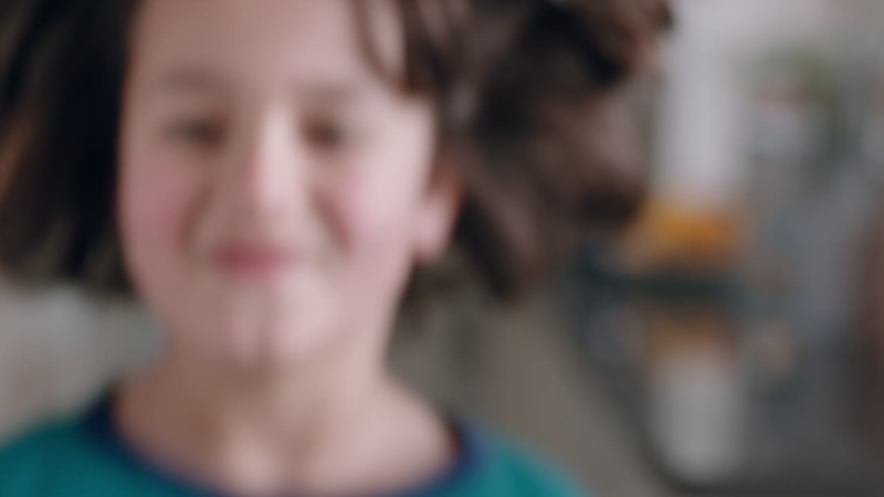 retrato de un niño feliz corriendo hacia la cámara sonriendo disfrutando de una infancia juguetona un niño lindo en casa divirtiéndose