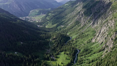 cascada del rutor en un valle exuberante y verde con montañas, vista aérea