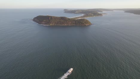 ferry barco de crucero en el mar hacia el suburbio de palm beach en playas del norte, sydney, nsw, australia