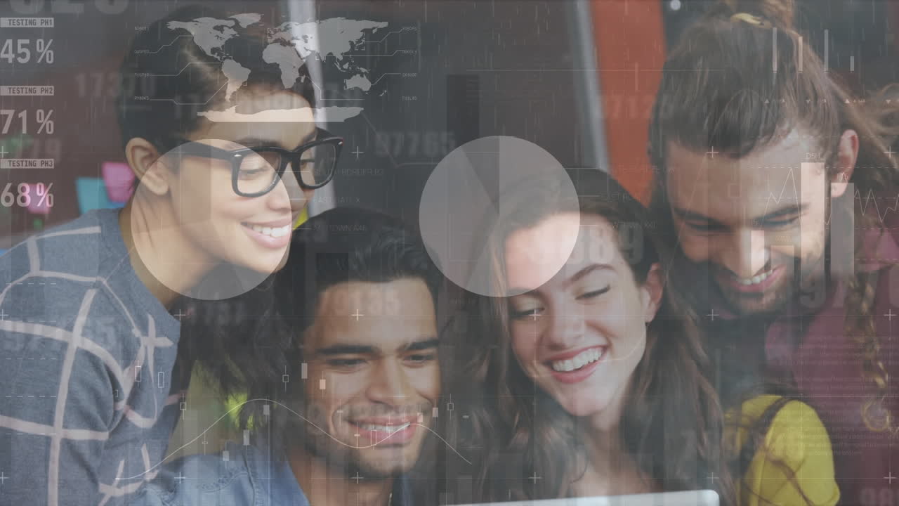 diseñadores hablando en tableta digital en la oficina