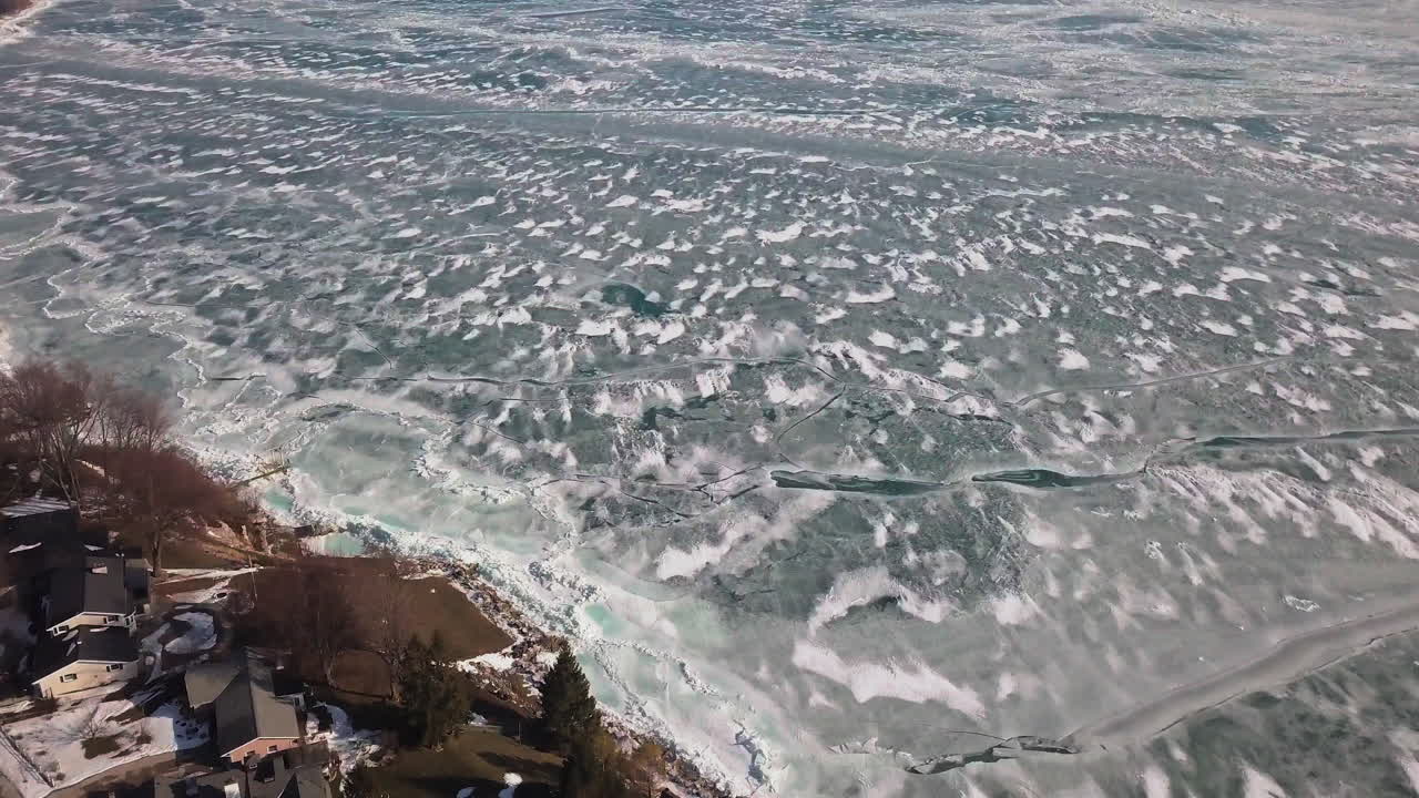 온타리오 주 킹스빌의 해안선을 따라 있는 큰 집들